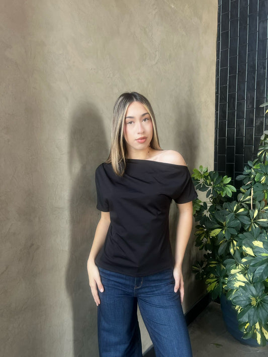 blusa negro hombro asimétrico #11835￼
