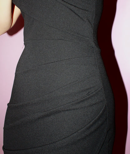 Vestido off shoulder negro midi drapeado d lado #11371