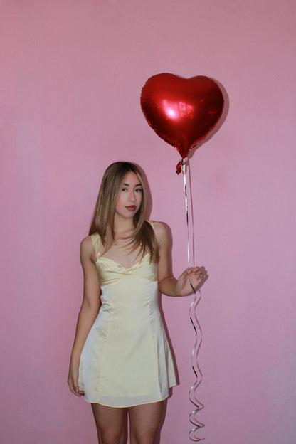 Vestido amarillo, bajito, corto, satinado. ￼#11760