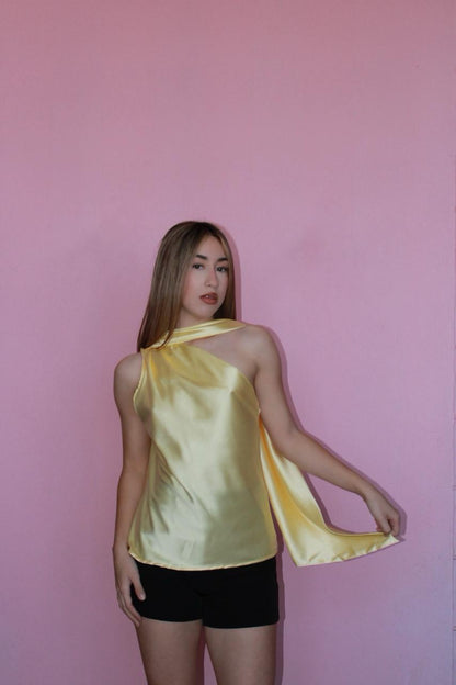Blusa amarilla, satín Halter con estola. #11744