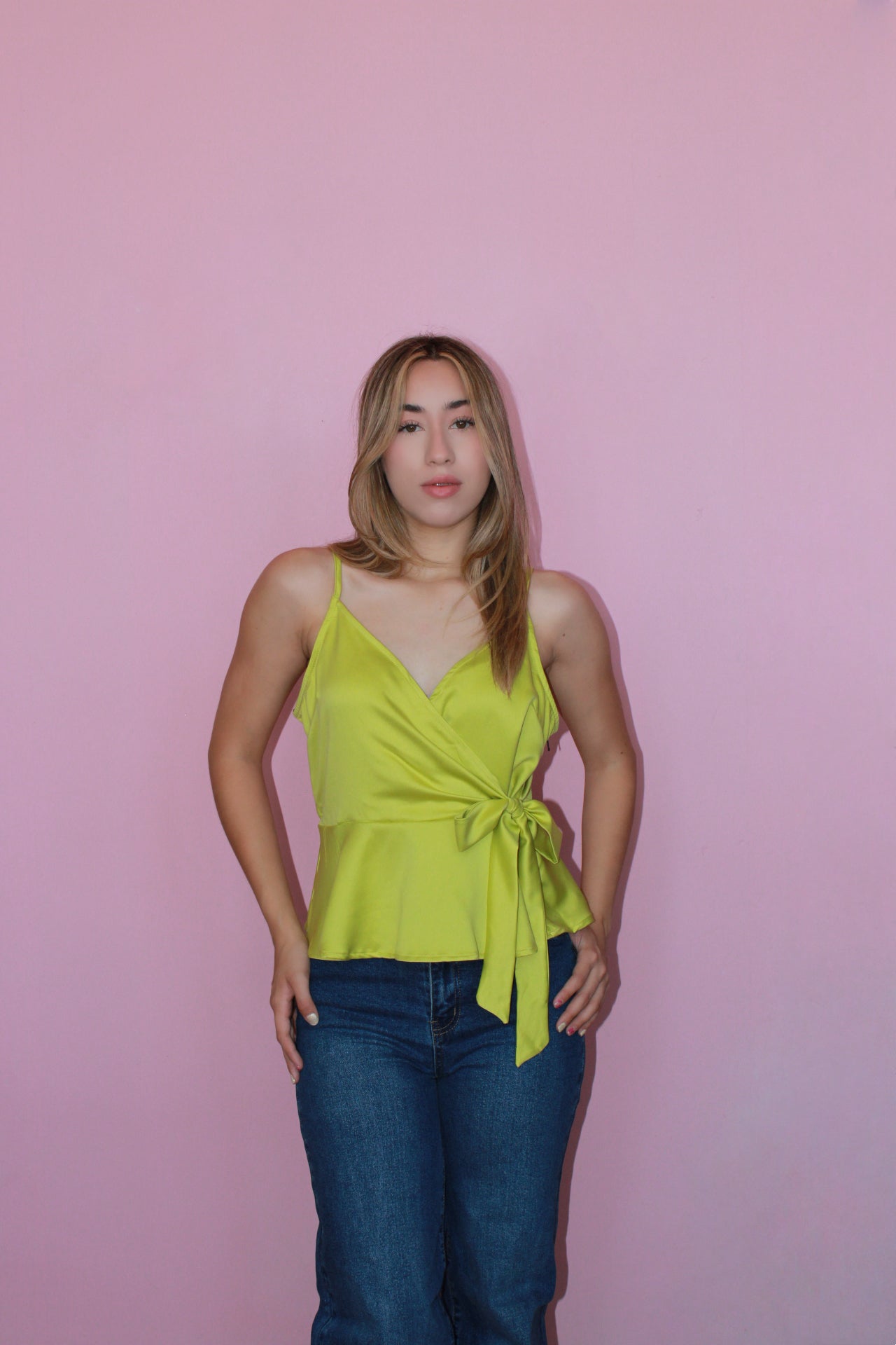 Blusa verde amarillenta de tirantes con Olanes #11355