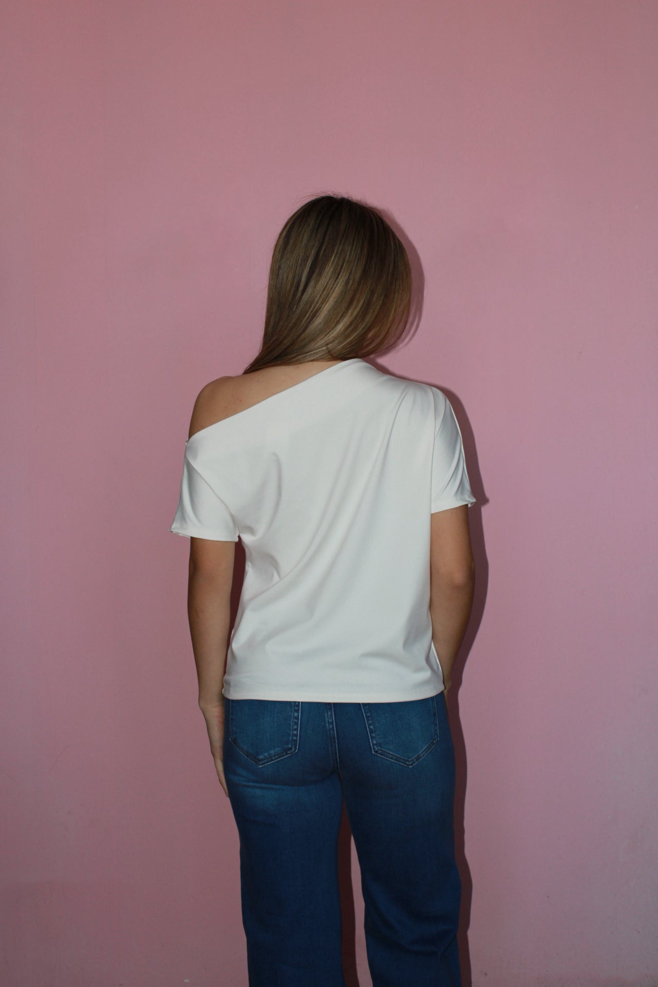 Blusa blanca manga corta hombro asimétrico #11742