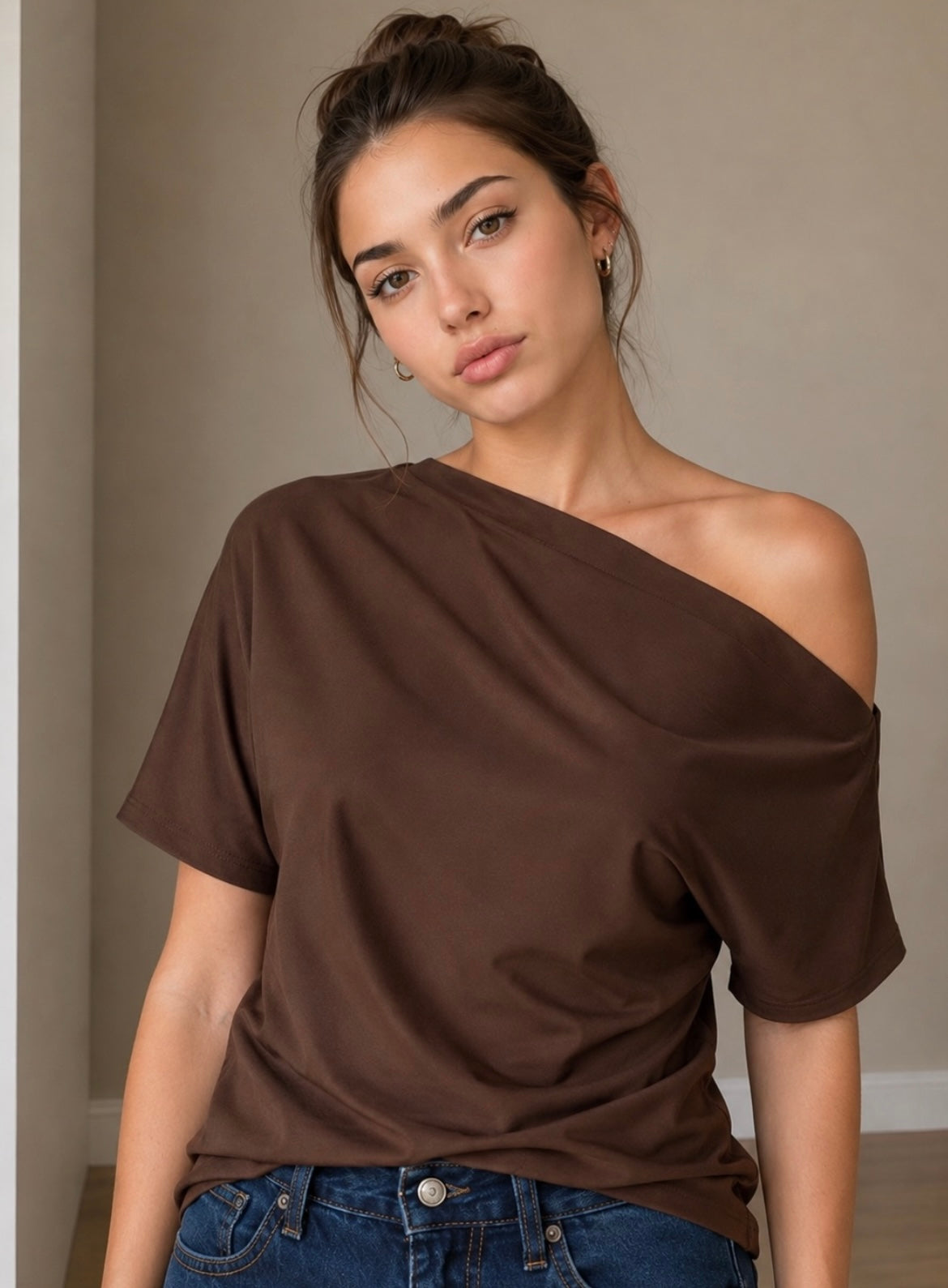 Blusa cafe hombro asimétrico #11979