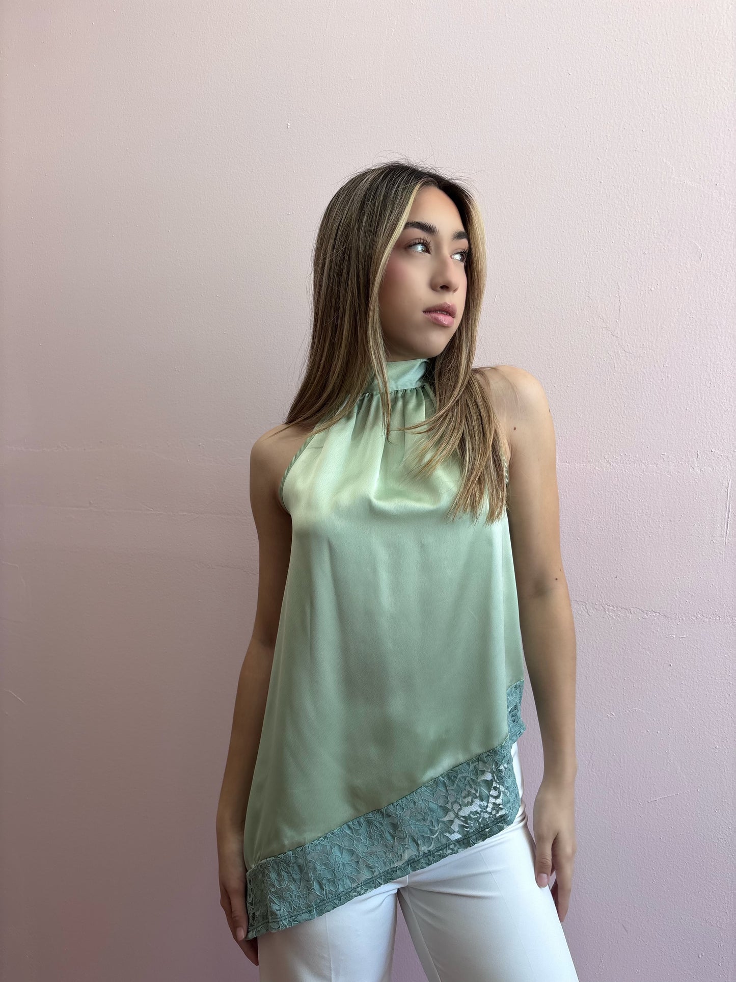 Blusa verde pistache con encaje  de tirantes satinado asimétrica #11875￼