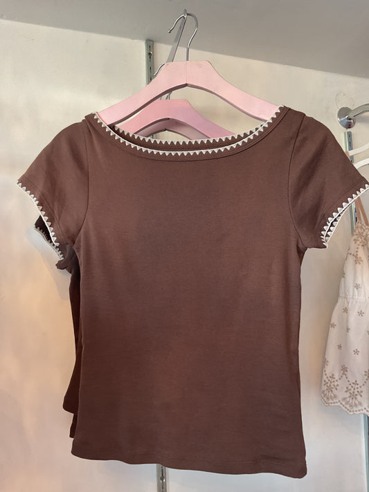 Camiseta café con detalle bordado #11918￼