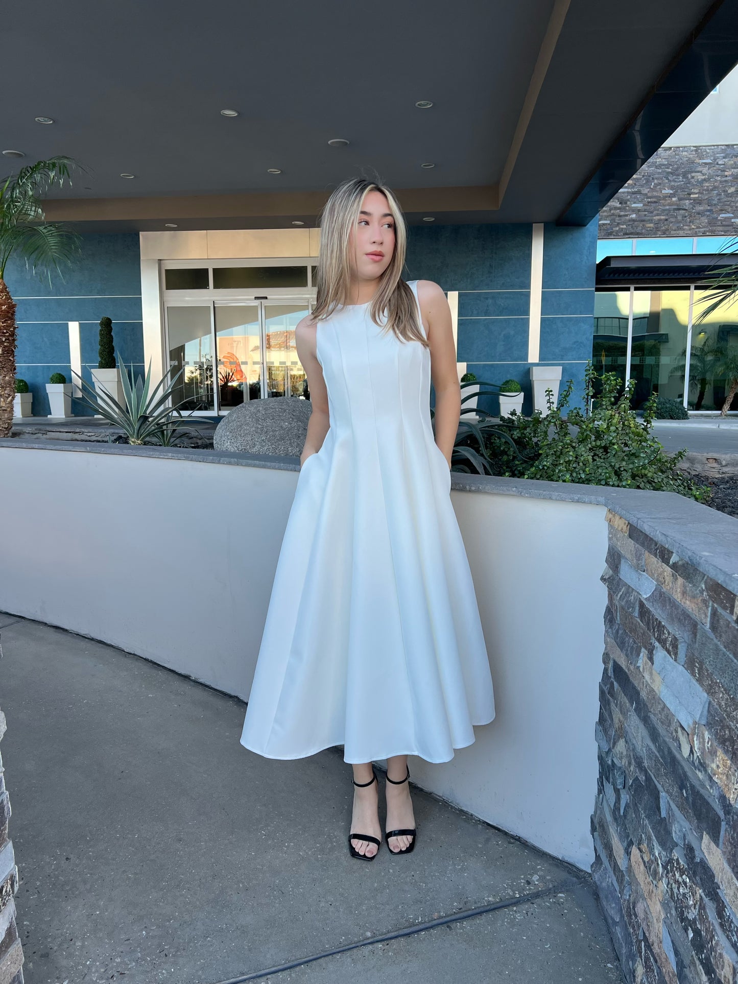 Vestido, Midi, blanco, sin mangas con vuelo #11718￼