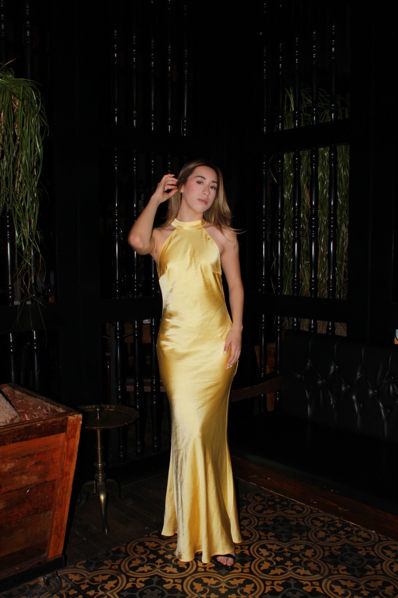 Vestido amarillo halter de satin #11231
