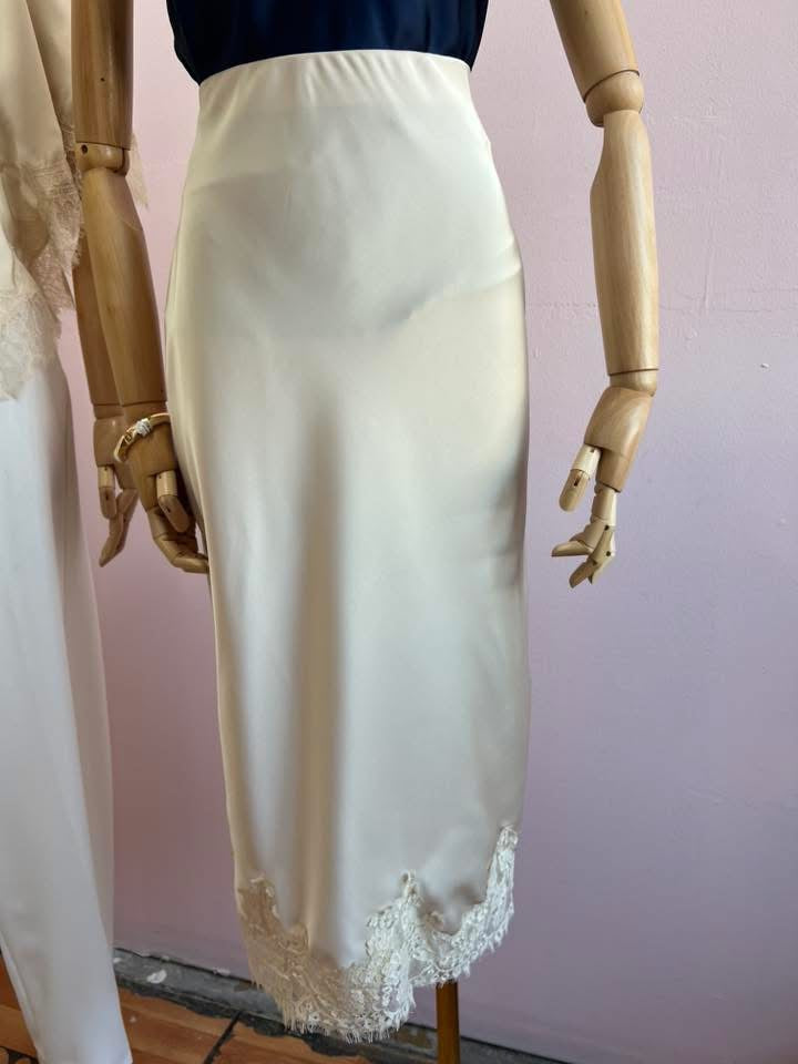 Falda, beige de satín con encaje #11944￼