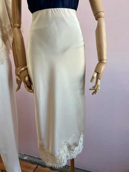 Falda, beige de satín con encaje #11944￼