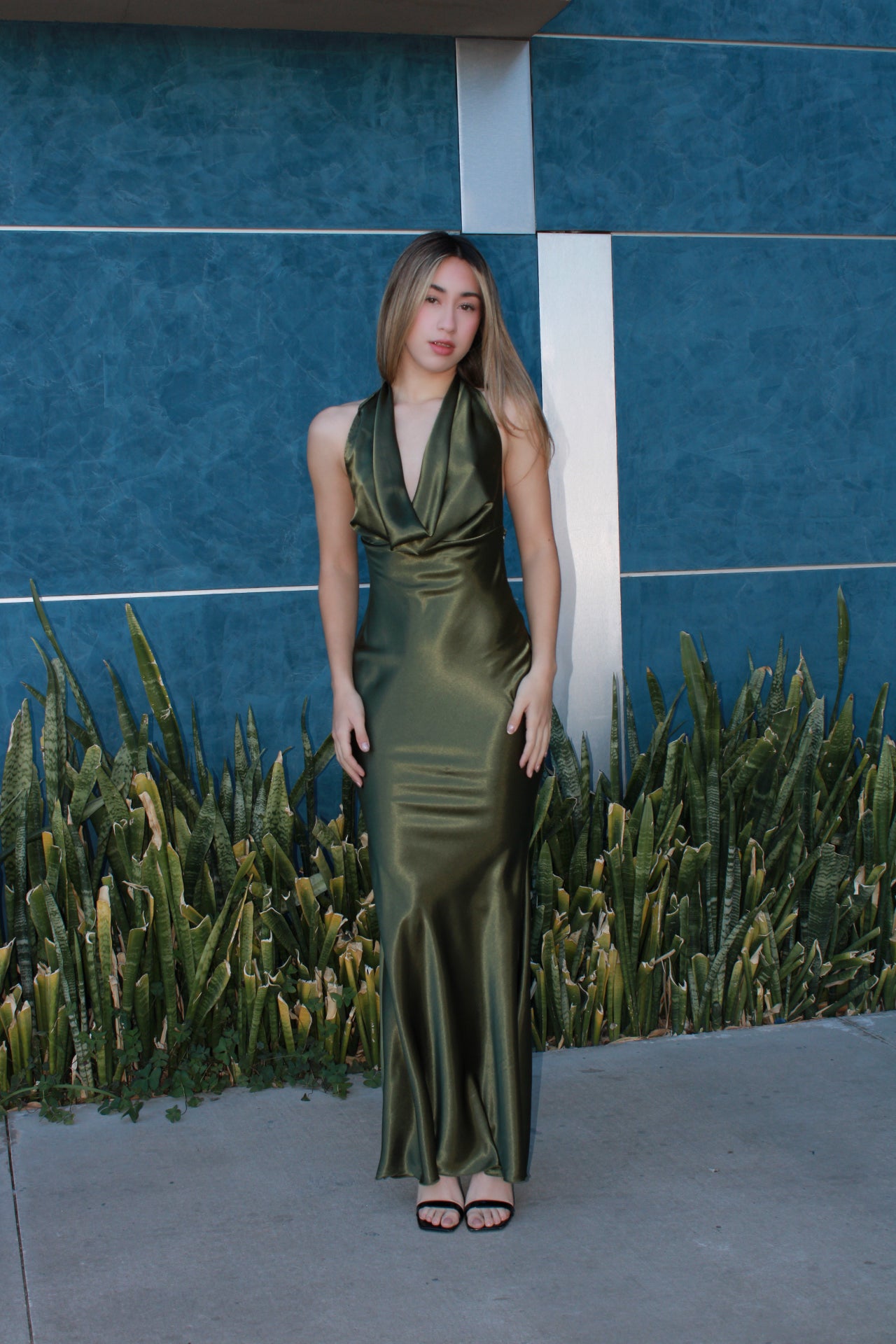 Vestido verde olivo halter de satín #11603