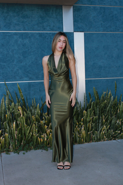 Vestido verde olivo halter de satín #11603