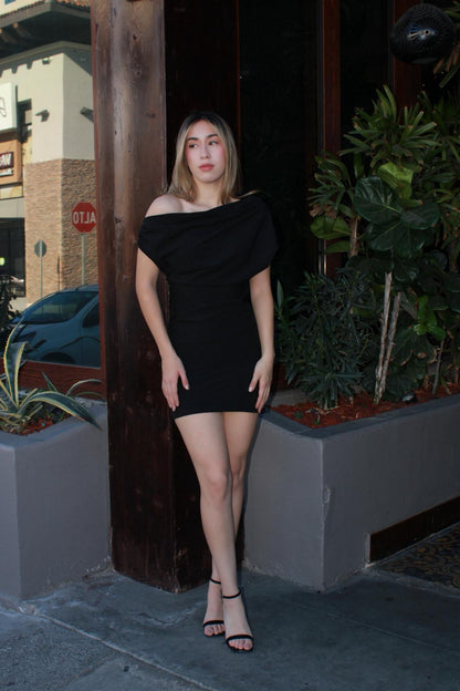 Vestido, corto negro manga, asimétrica #11638￼