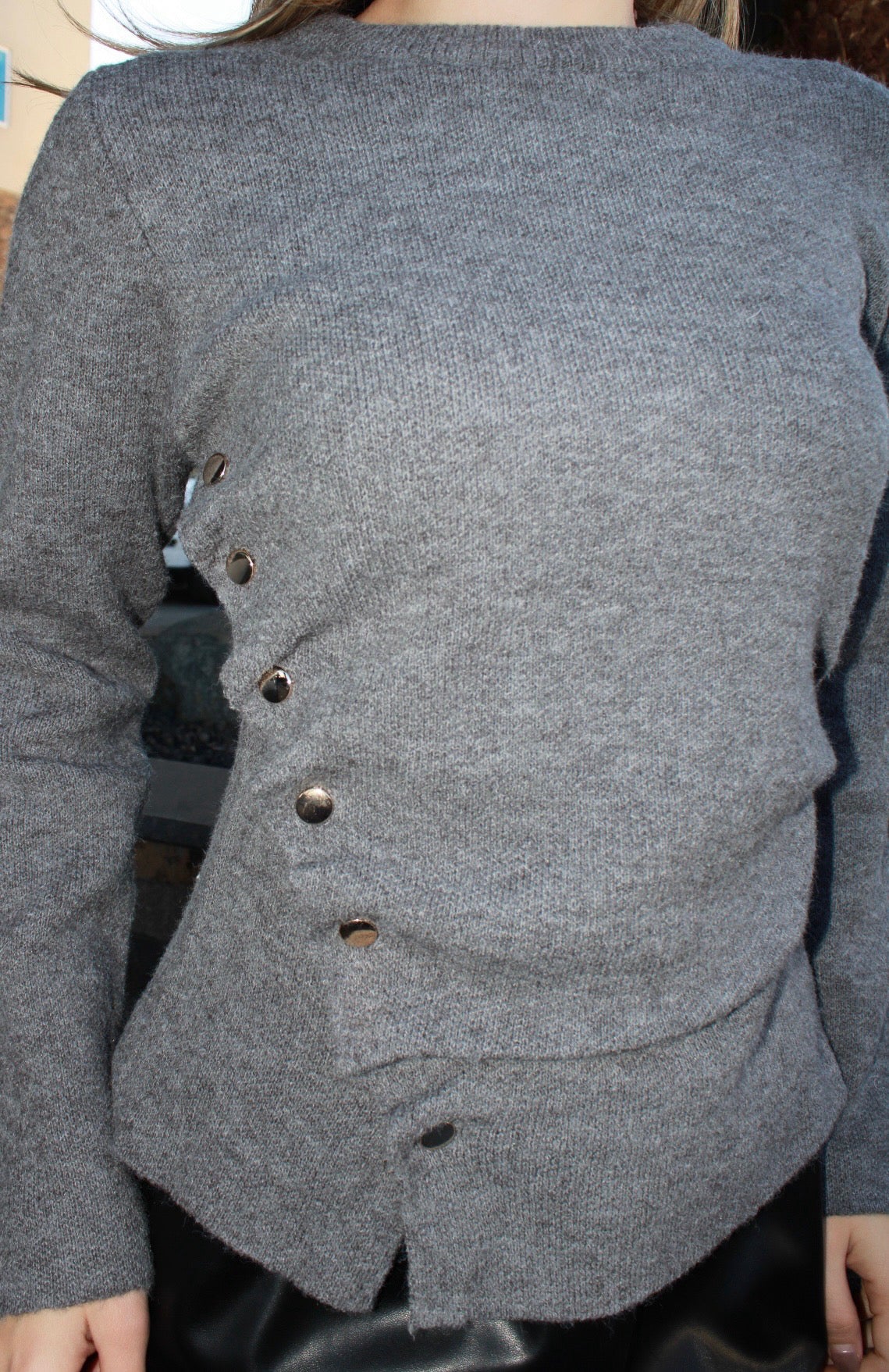 Suéter gris, con botones de un lado #11671￼