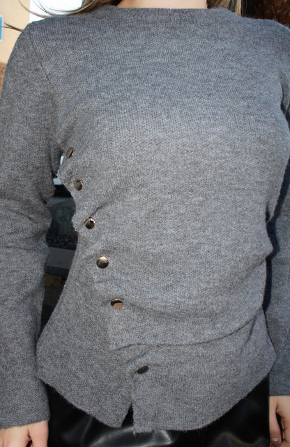 Suéter gris, con botones de un lado #11671￼