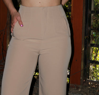 Pantalón beige de vestir con pinzas #11058