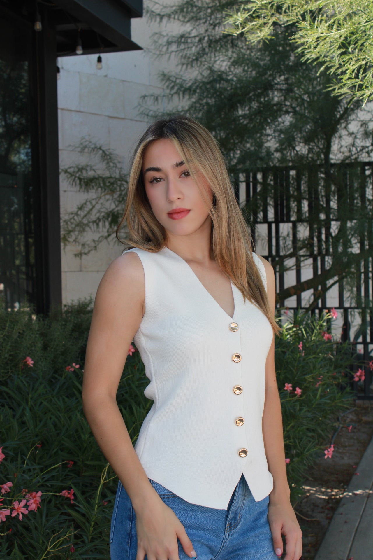 Chaleco blanco, tejido cinco botones. #11521