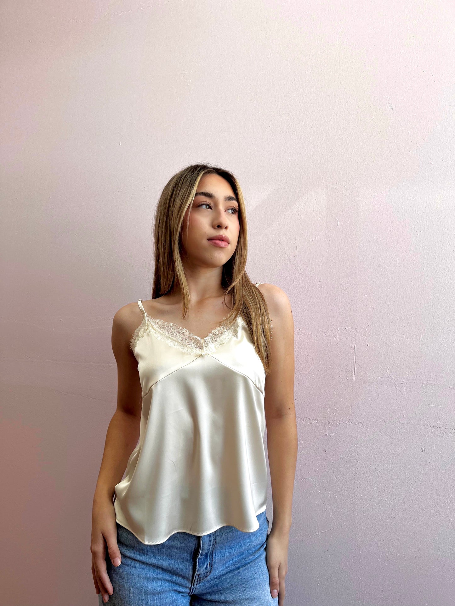 Blusa creama con encaje satinada de tirantes #11879