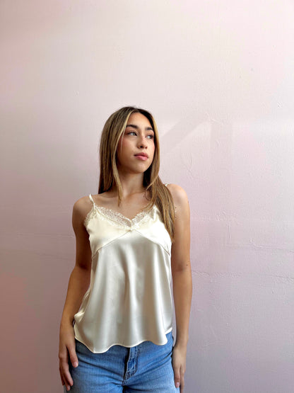 Blusa creama con encaje satinada de tirantes #11879
