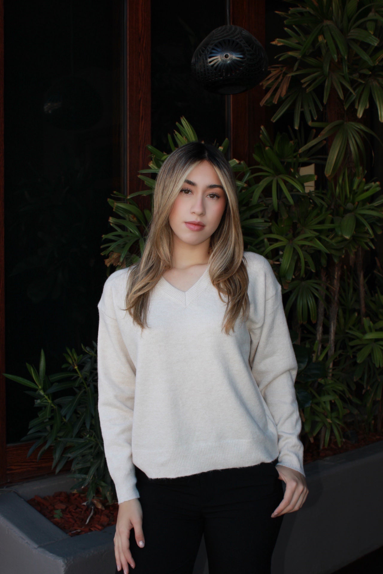 Suéter crema cuello V #11562