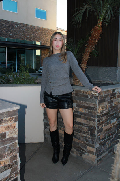 Suéter gris, con botones de un lado #11671￼