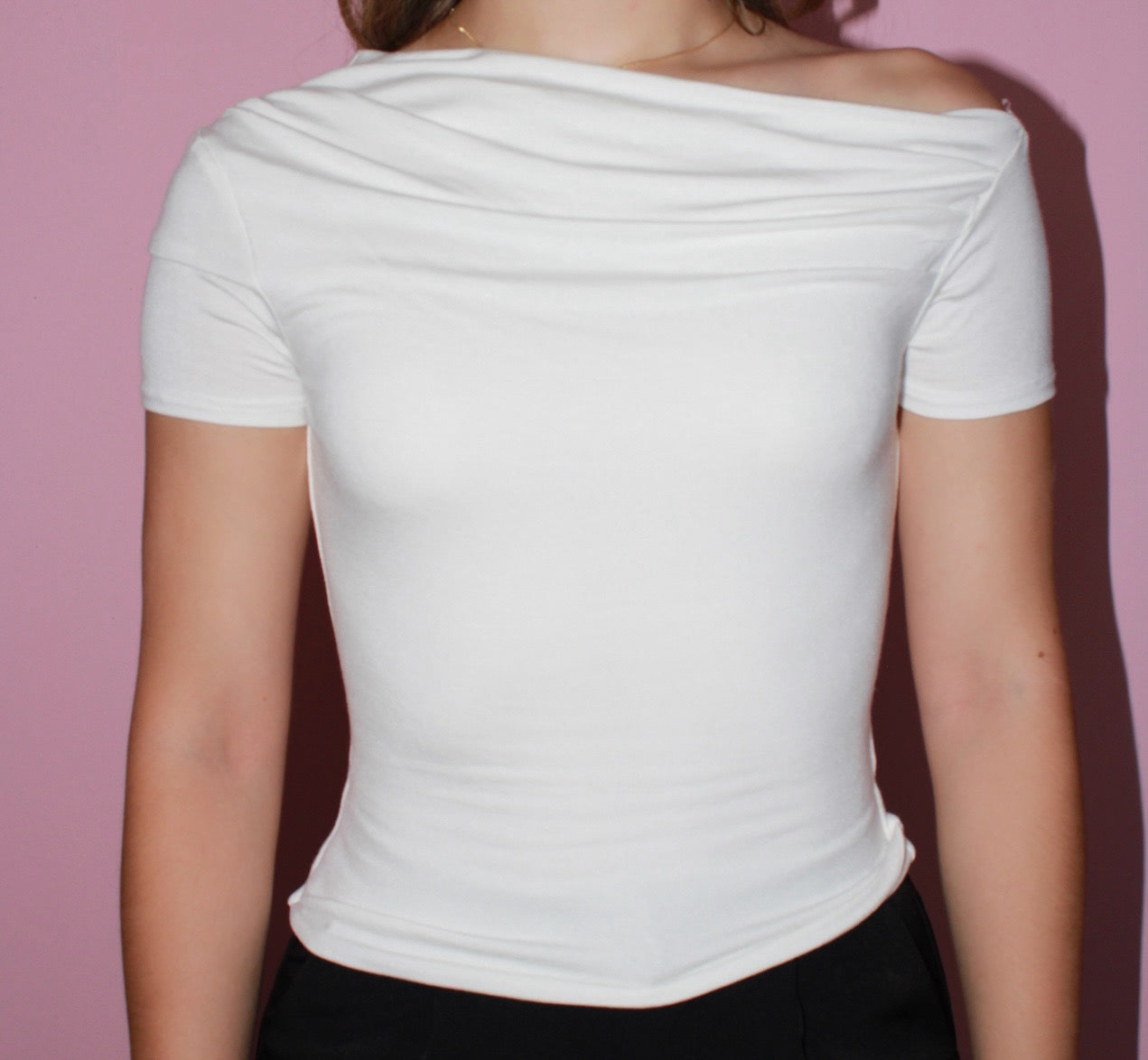 Top blanco one shoulder con manga #11349