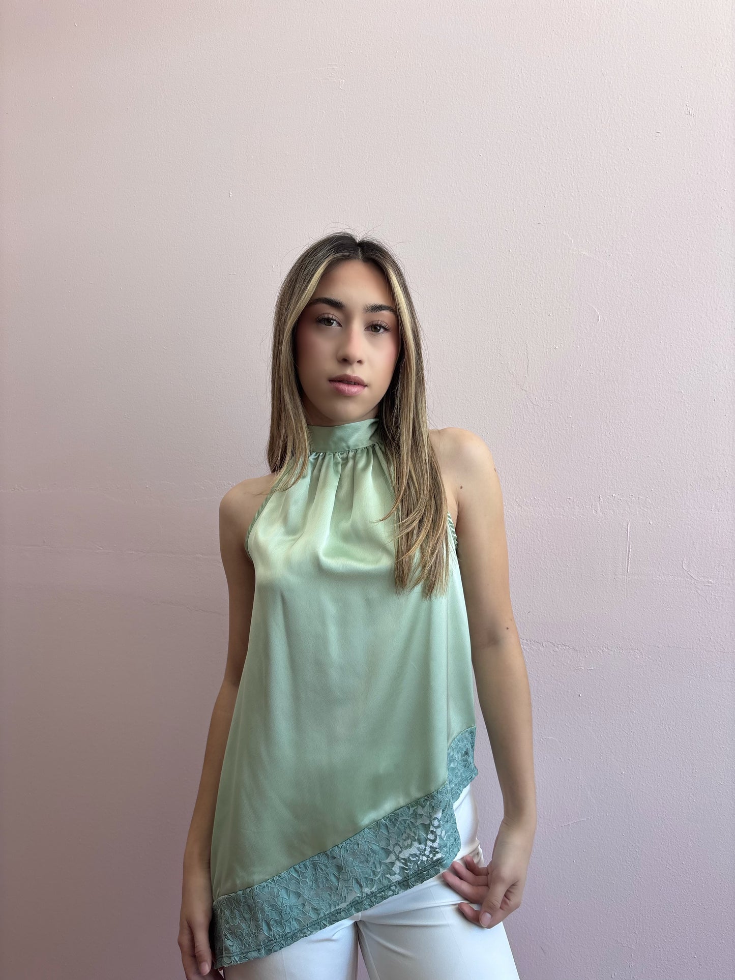 Blusa verde pistache con encaje  de tirantes satinado asimétrica #11875￼