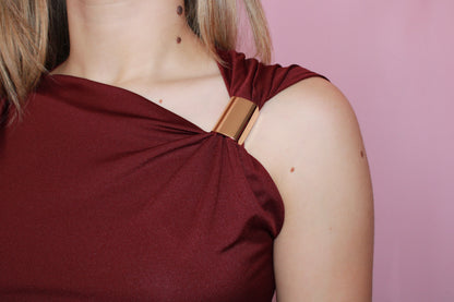 Blusa guinda con detalle dorado #11381
