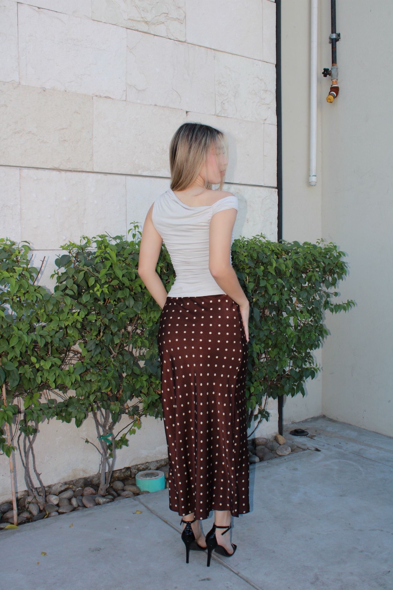 Falda café, con lunares, crema, satín Midi #11528￼