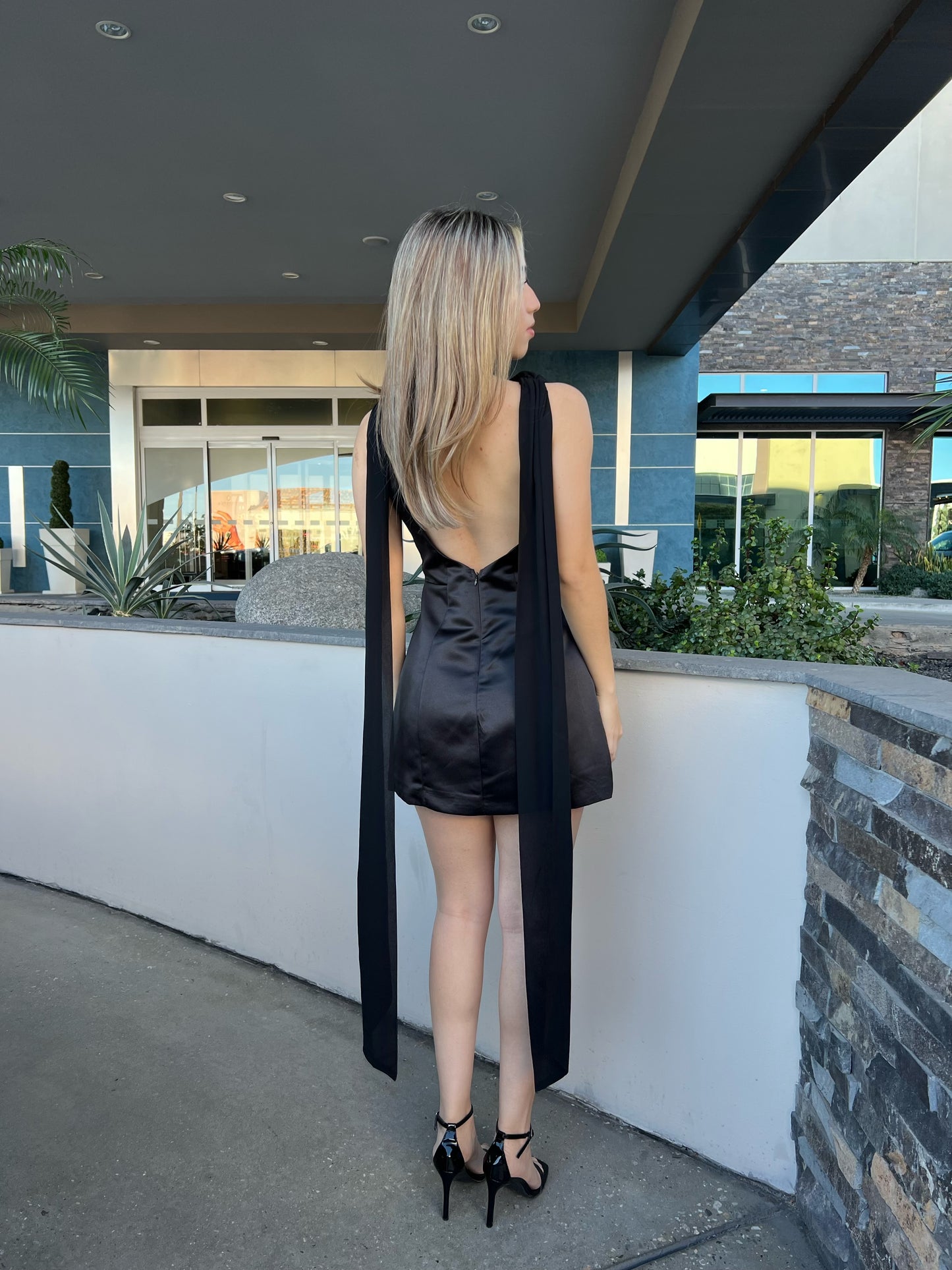 Vestido negro, corto, satín con mascada pegada #11728￼