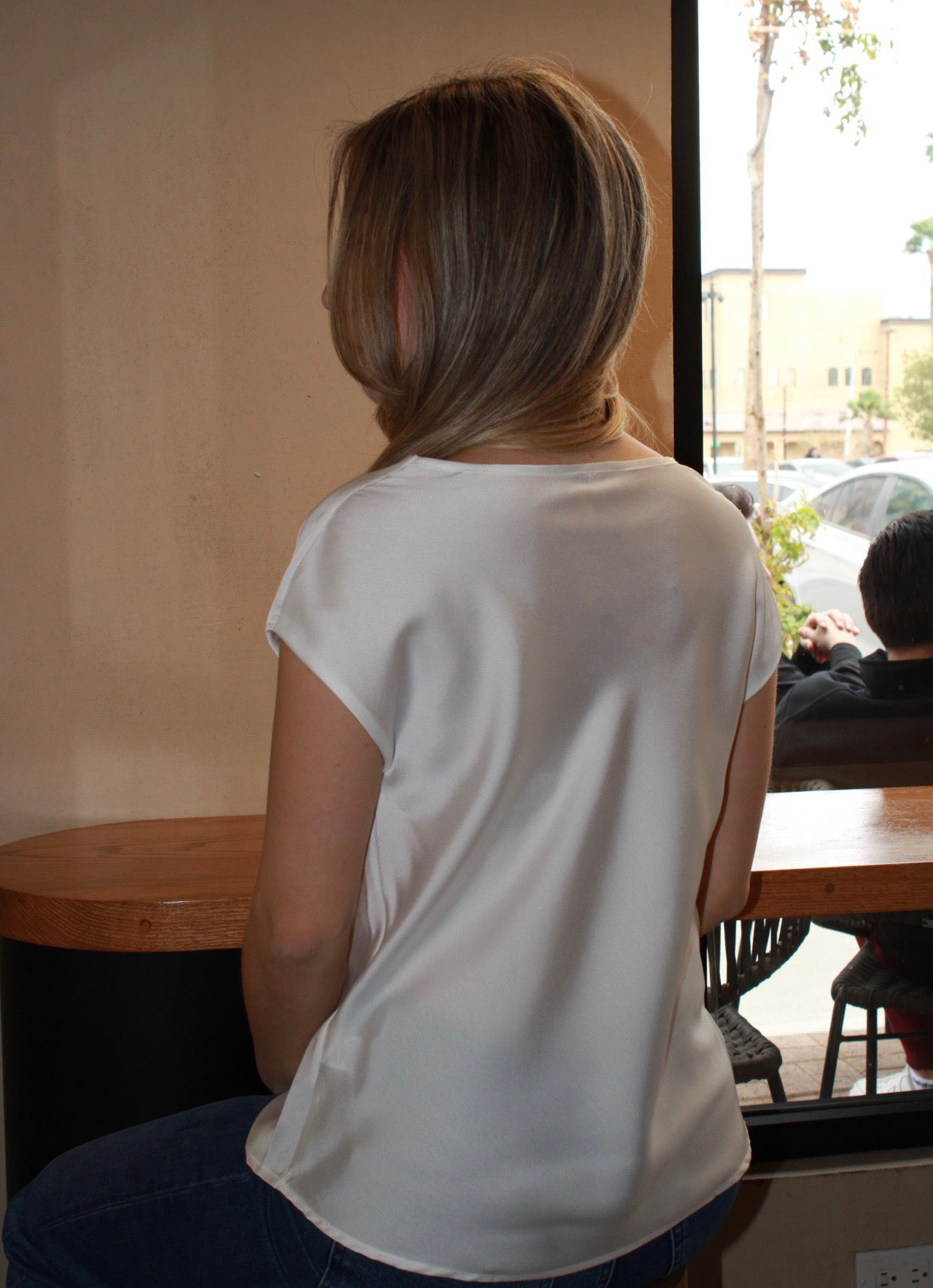 Blusa blanca satinada manga corta #11039