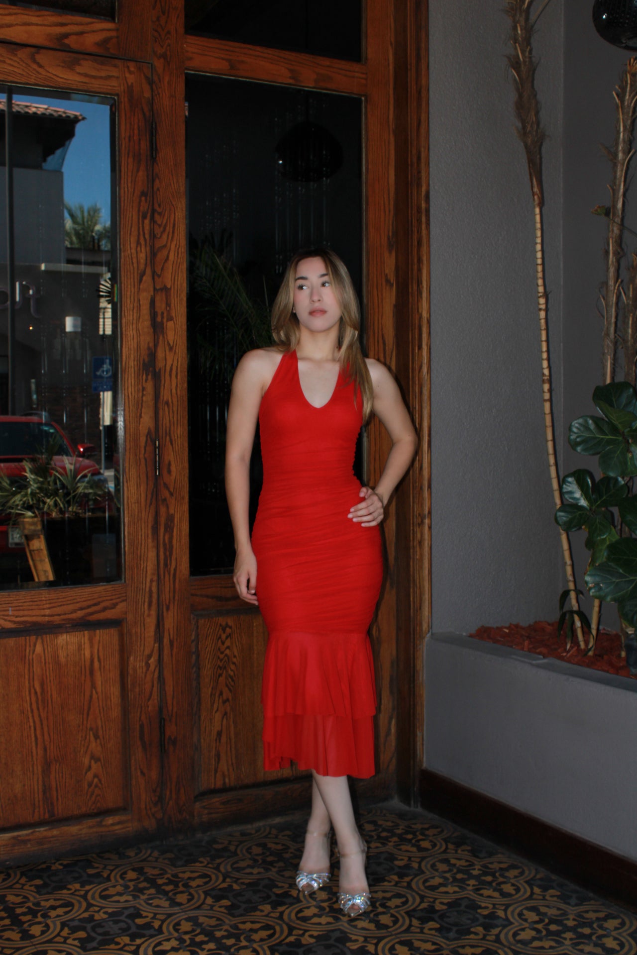 Vestido rojo halter corrugado midi #11310