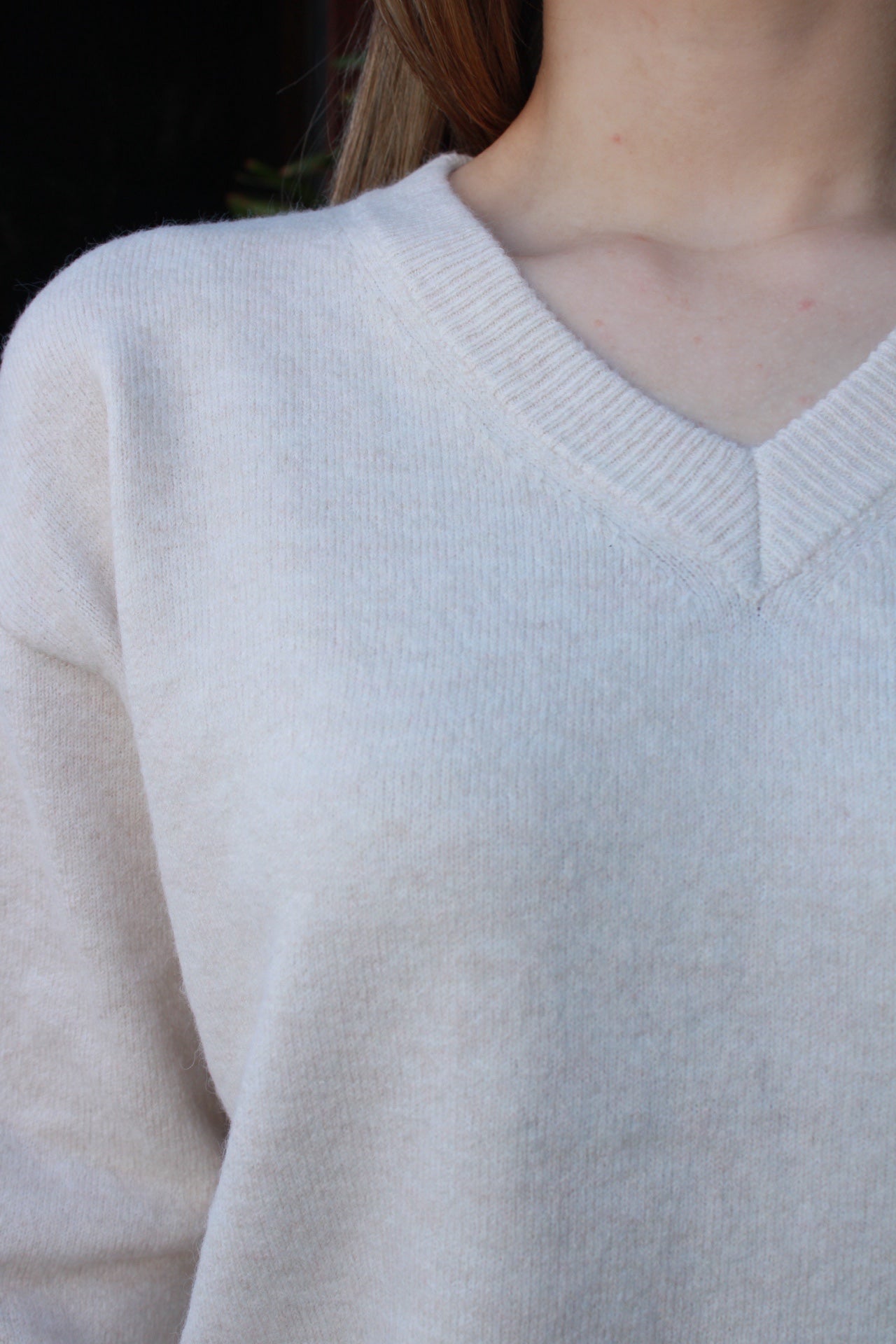 Suéter crema cuello V #11562