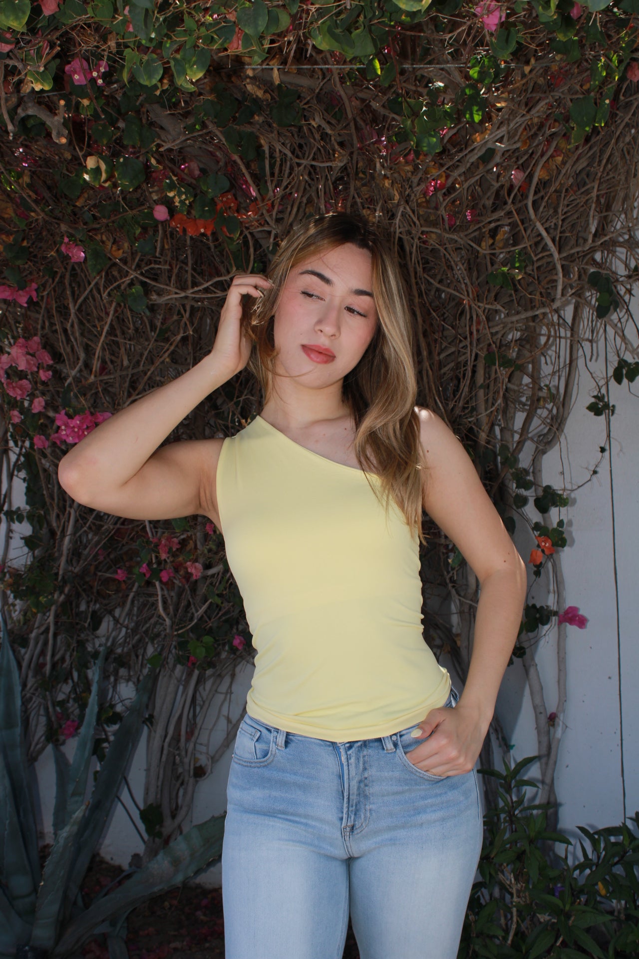 Top one  shoulder amarillo, claro #11226