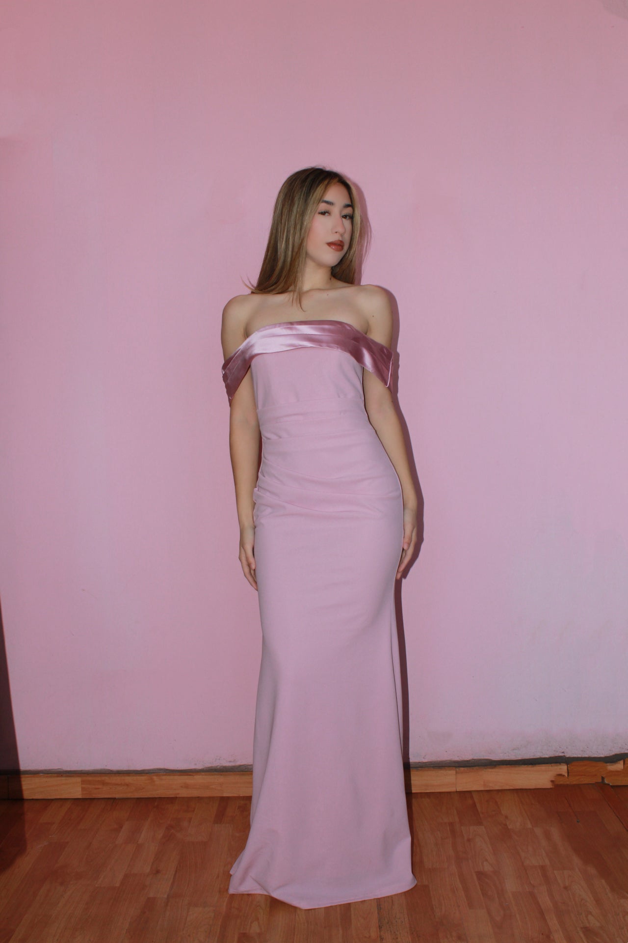 Vestido largo off shoulder rosa c moño atrás #11743