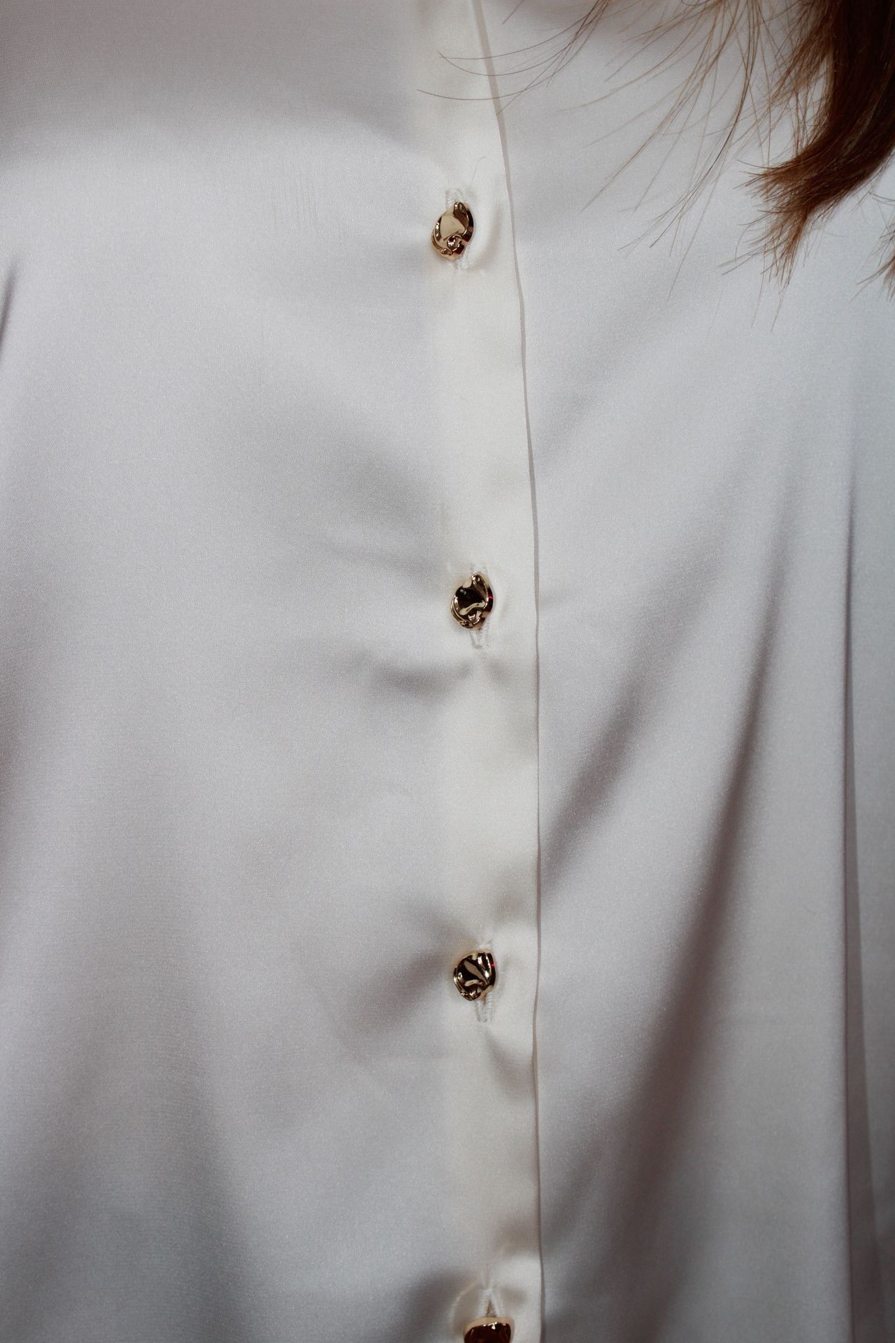 Blusa ivory satinada de botones dorado manga larga #11785