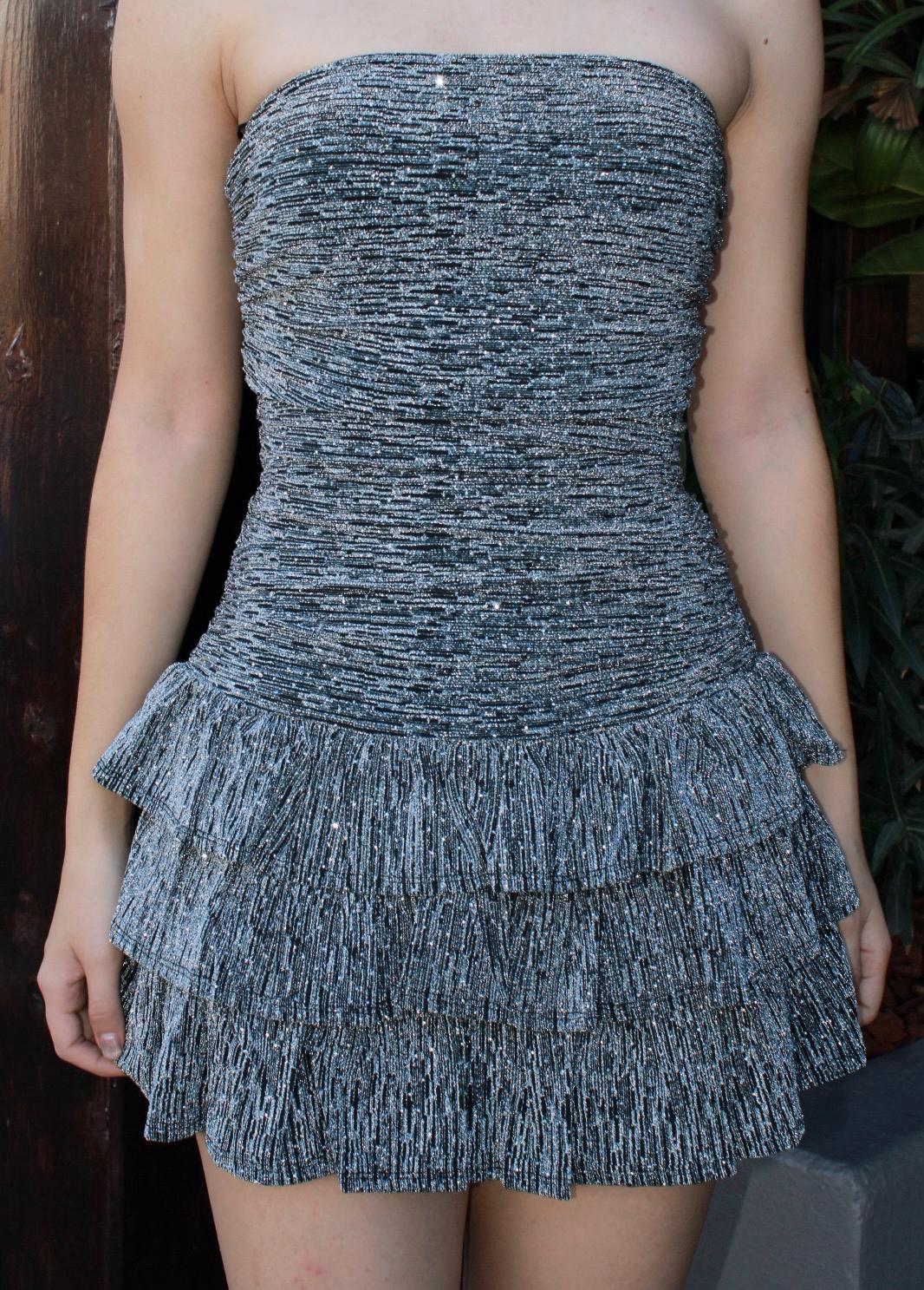 Vestido, straple , plateado, clarito con ￼Olanes corto #11634