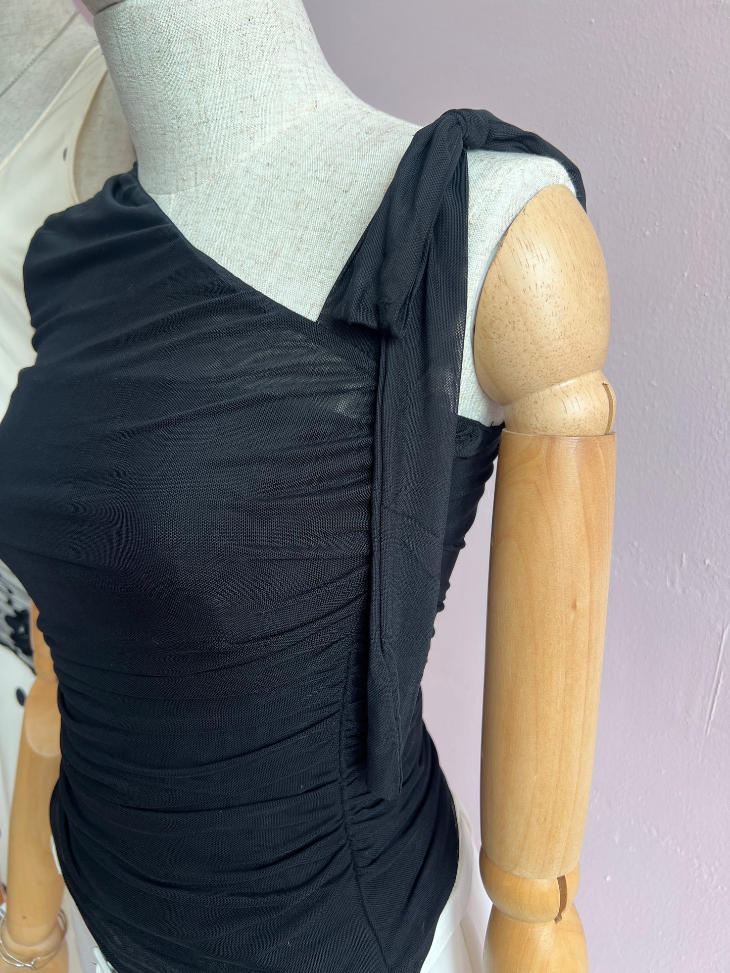 Blusa negra de un hombro #11935￼