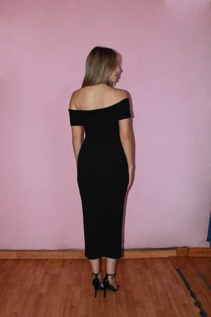Vestido off shoulder negro midi drapeado d lado #11371