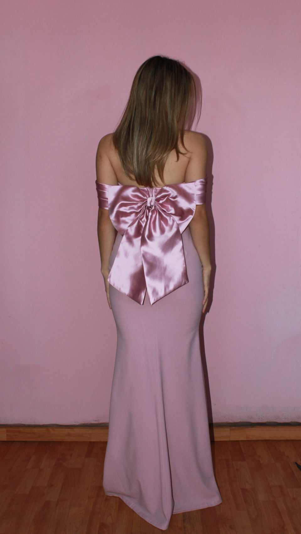Vestido largo off shoulder rosa c moño atrás #11743