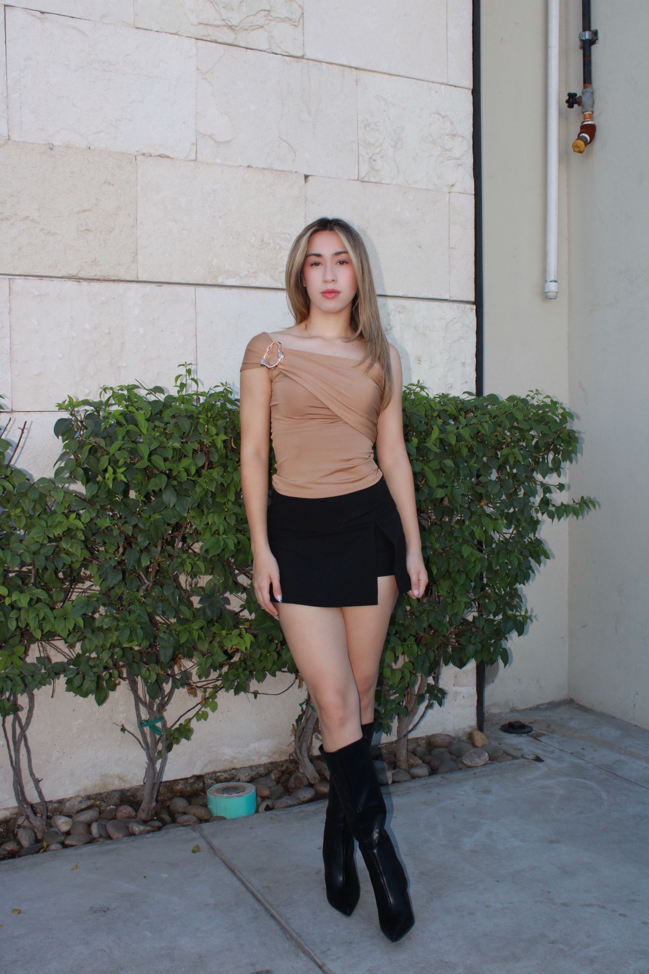 Blusa, camel  simétrica con detalle dorado ￼#11536