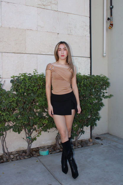 Blusa, camel  simétrica con detalle dorado ￼#11536