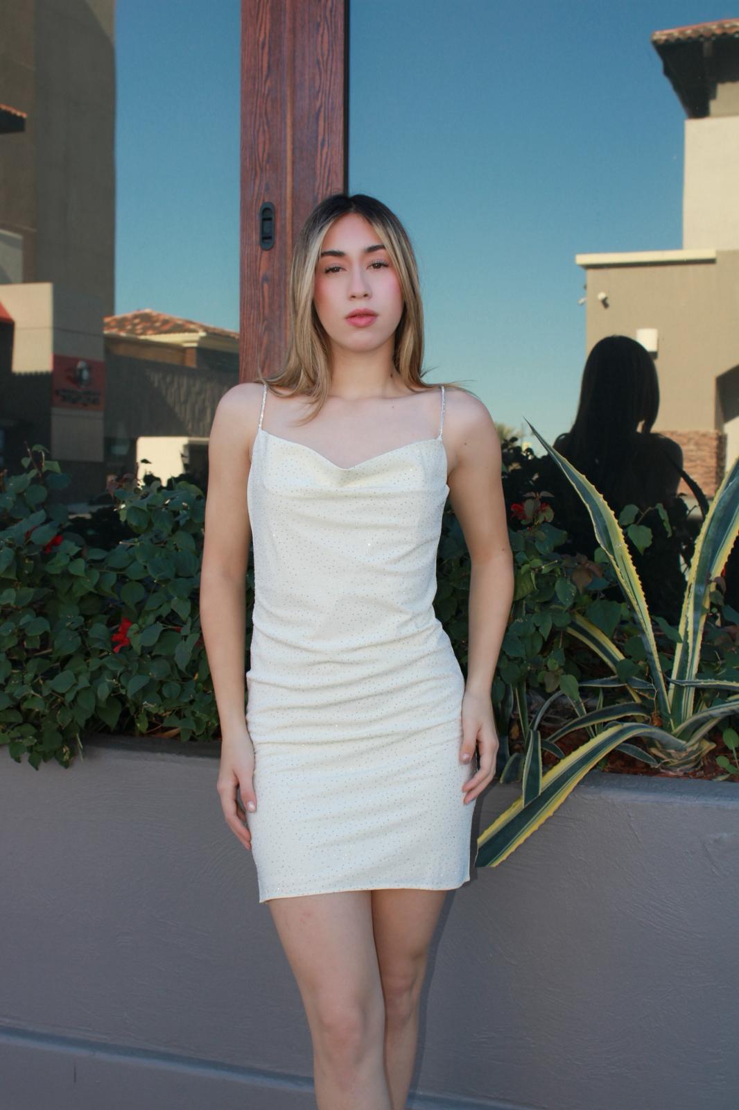 Vestido crema con brillos corto #11623