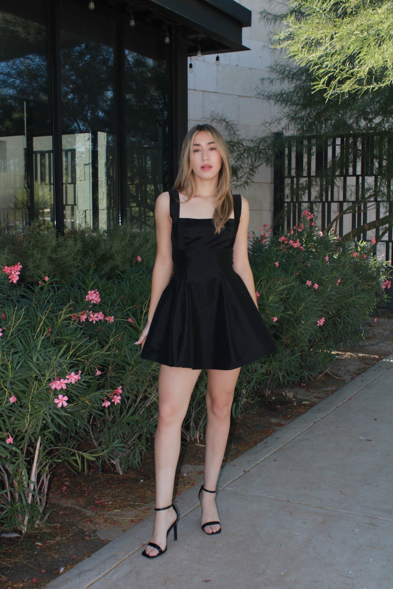 Vestido negro, corto con vuelo. #11526