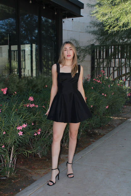 Vestido negro, corto con vuelo. #11526