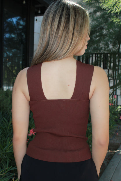 Blusa Halter, café, con detalle dorado #11522￼