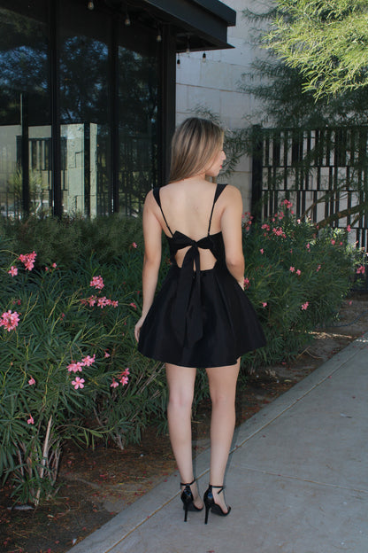 Vestido negro, corto con vuelo. #11526