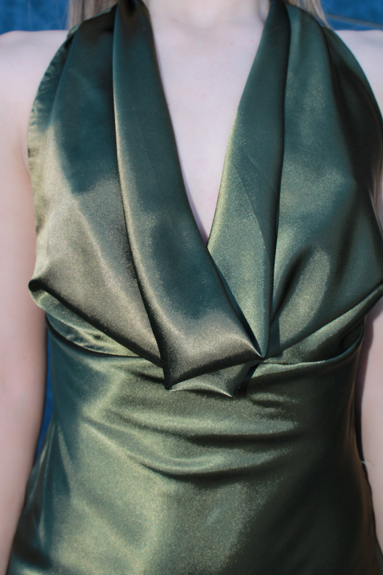 Vestido verde olivo halter de satín #11603