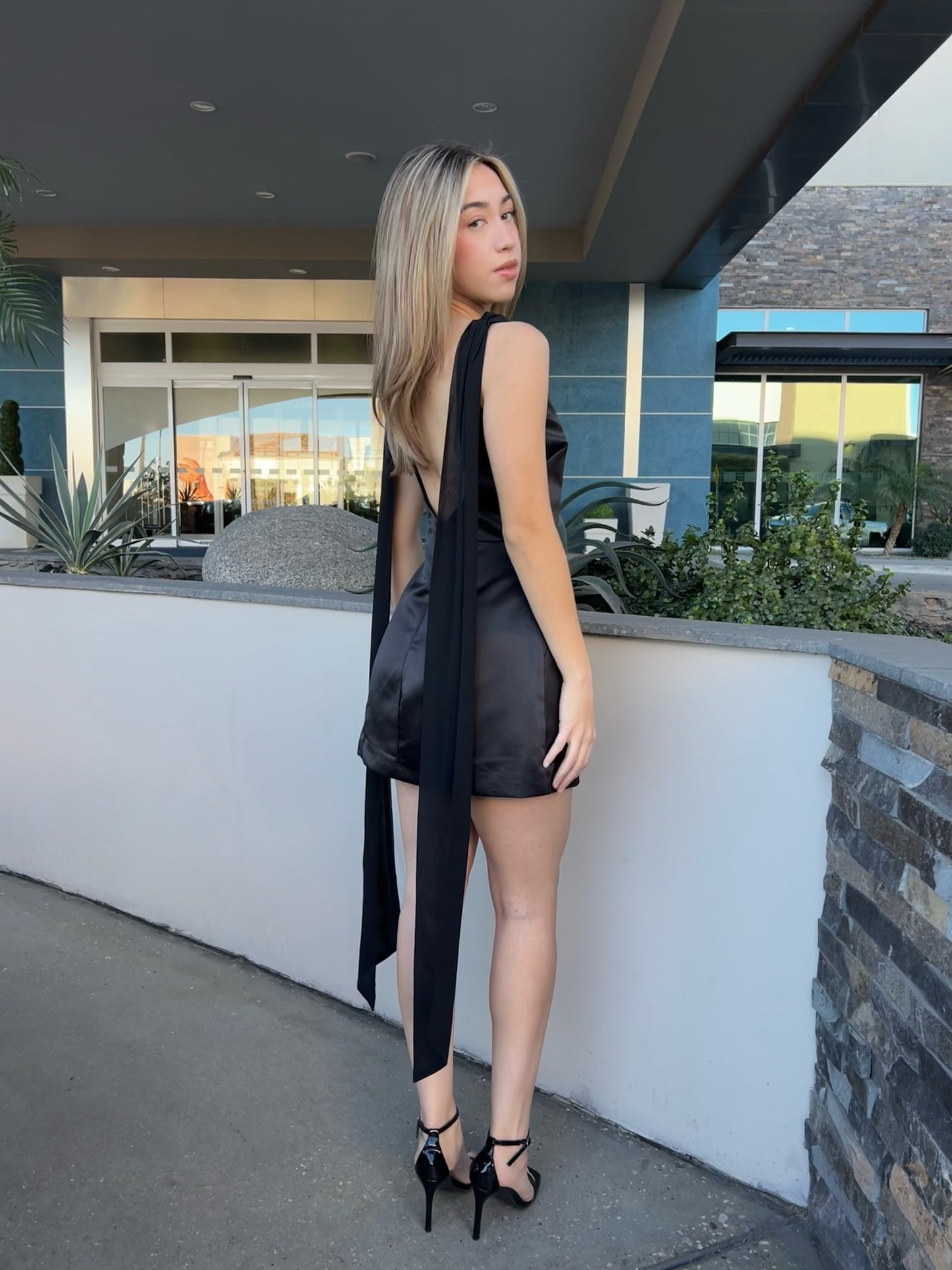 Vestido negro, corto, satín con mascada pegada #11728￼