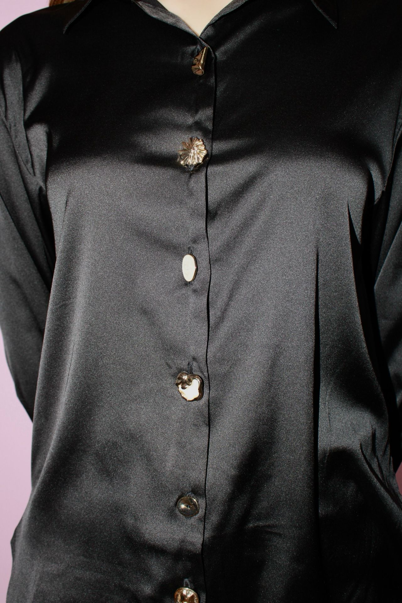 Blusa negra satinada de botones dorado #11784