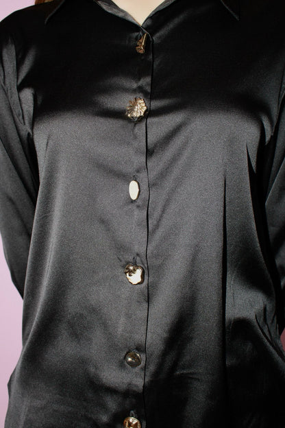 Blusa negra satinada de botones dorado #11784